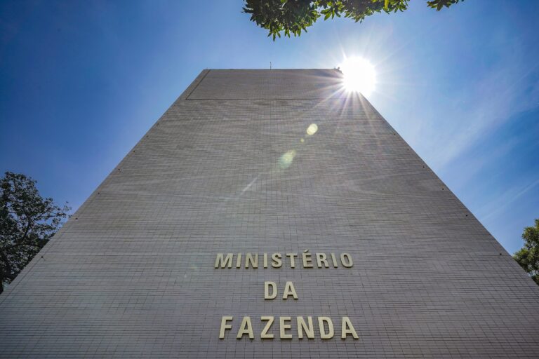 108463081-brasilia-df-11-10-2023-predio-do-ministerio-da-fazenda-na-esplanada-dos-ministerios-em.jpg