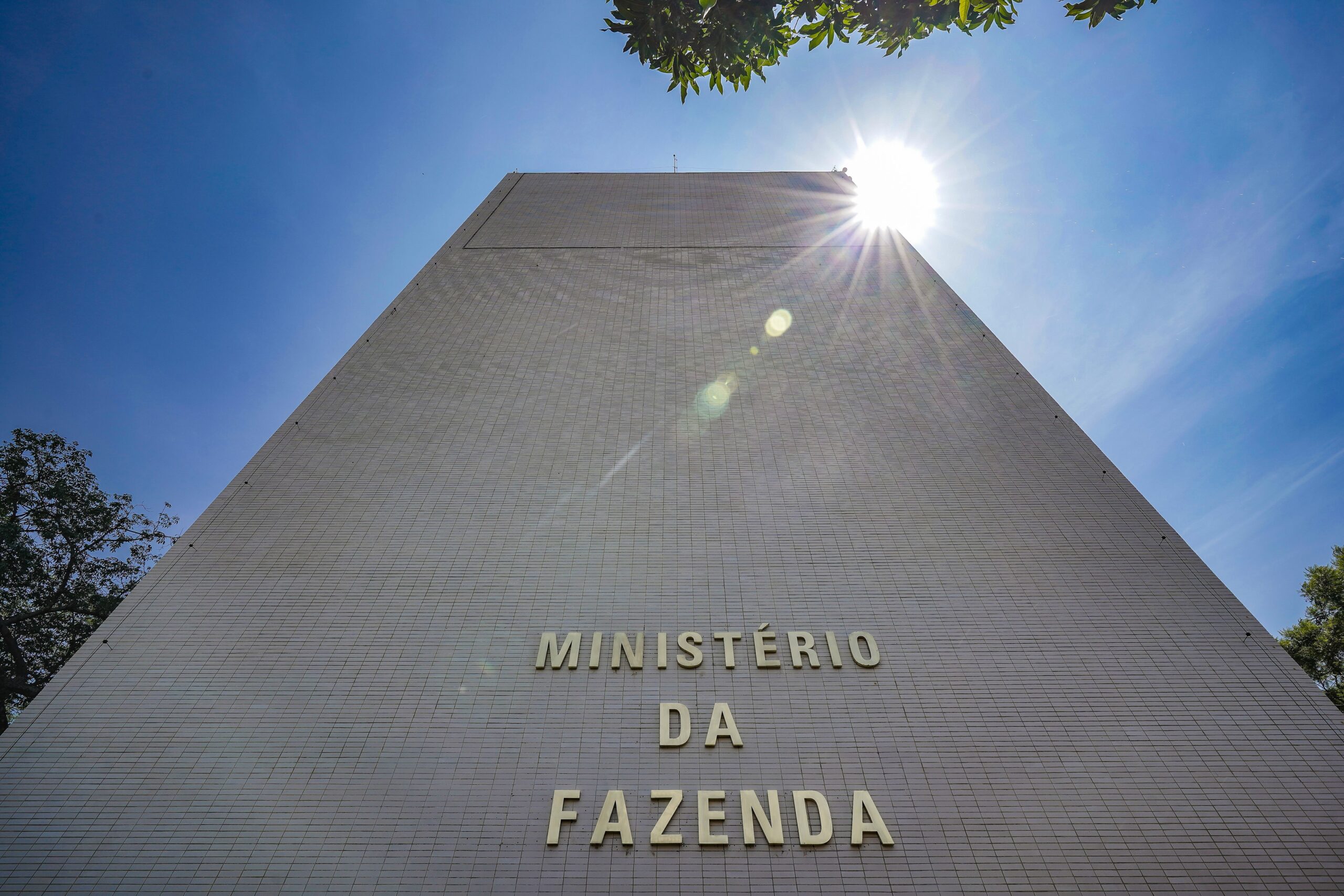 108463081-brasilia-df-11-10-2023-predio-do-ministerio-da-fazenda-na-esplanada-dos-ministerios-em.jpg