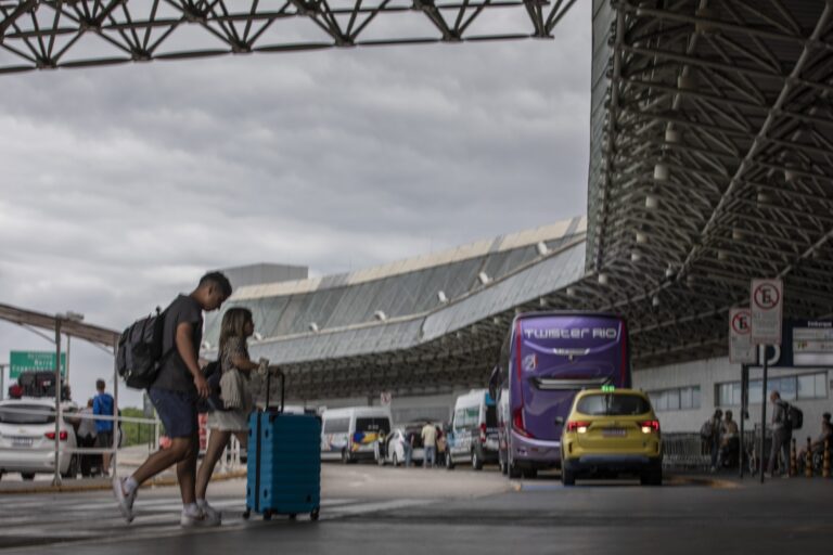 109690548-rio-de-janeiro-rj-13012025-aeroporto-movimento-de-passagerios-no-setor-de-embarque.jpg
