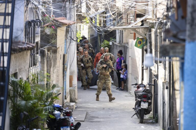 110728828-ri-rio-de-janeiro-rj-15-04-2025-operacao-na-ladeira-dos-tabajaras-mira-suspeitos-de-ma.jpg