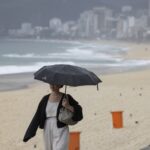 111662434-rio-de-janeiro-rj-07-07-2025-chuva-e-frio-na-orla-da-zona-sul-na-foto-a-praia-do-arpo.jpg