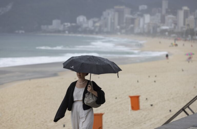 111662434-rio-de-janeiro-rj-07-07-2025-chuva-e-frio-na-orla-da-zona-sul-na-foto-a-praia-do-arpo.jpg
