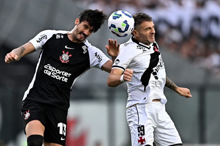112116304-rio-de-janeiro-rj-24-08-2025-vasco-corinthians-gustavo-henrique-e-e-vegetti-d-partida.jpg