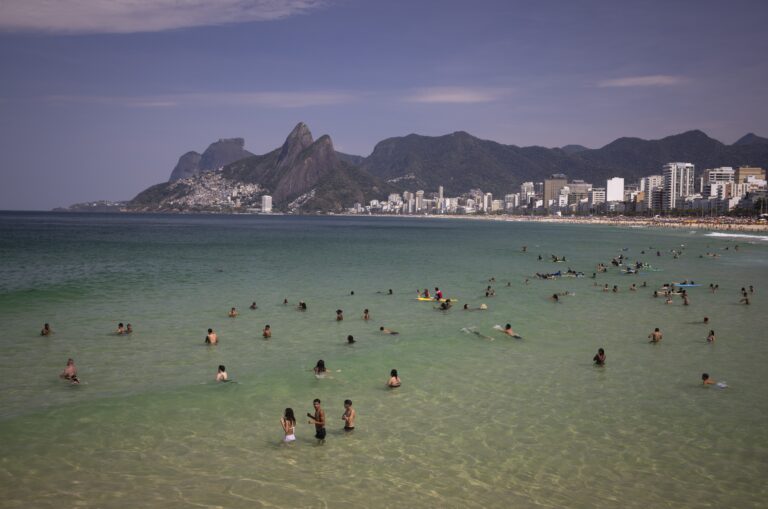 112433924-ri-rio-de-janeiro-rj-21-09-2025-praia-de-ipanema-lotada-no-utlimo-dia-do-inverno-sol-f.jpg