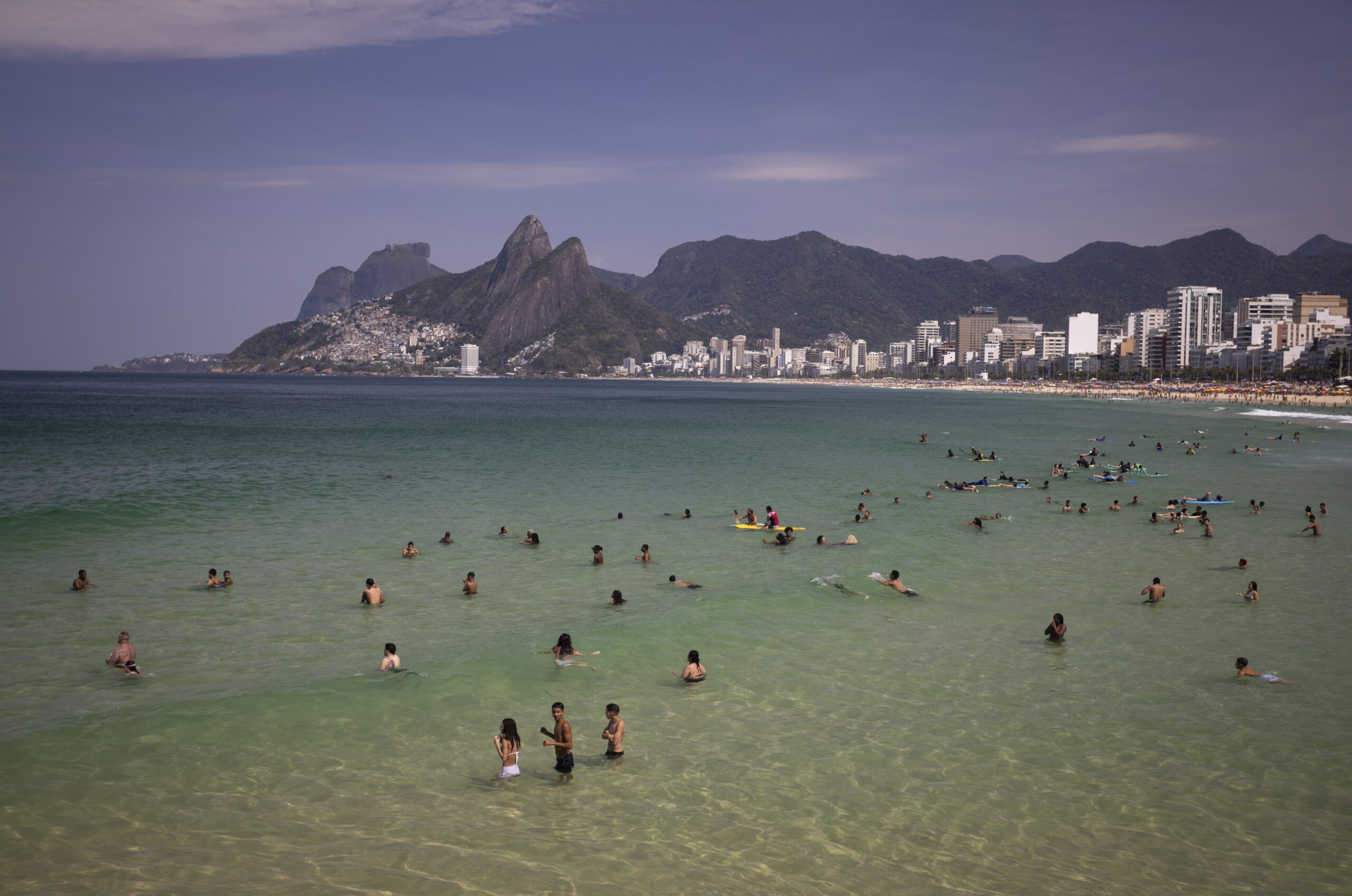 112433924-ri-rio-de-janeiro-rj-21-09-2025-praia-de-ipanema-lotada-no-utlimo-dia-do-inverno-sol-f.jpg
