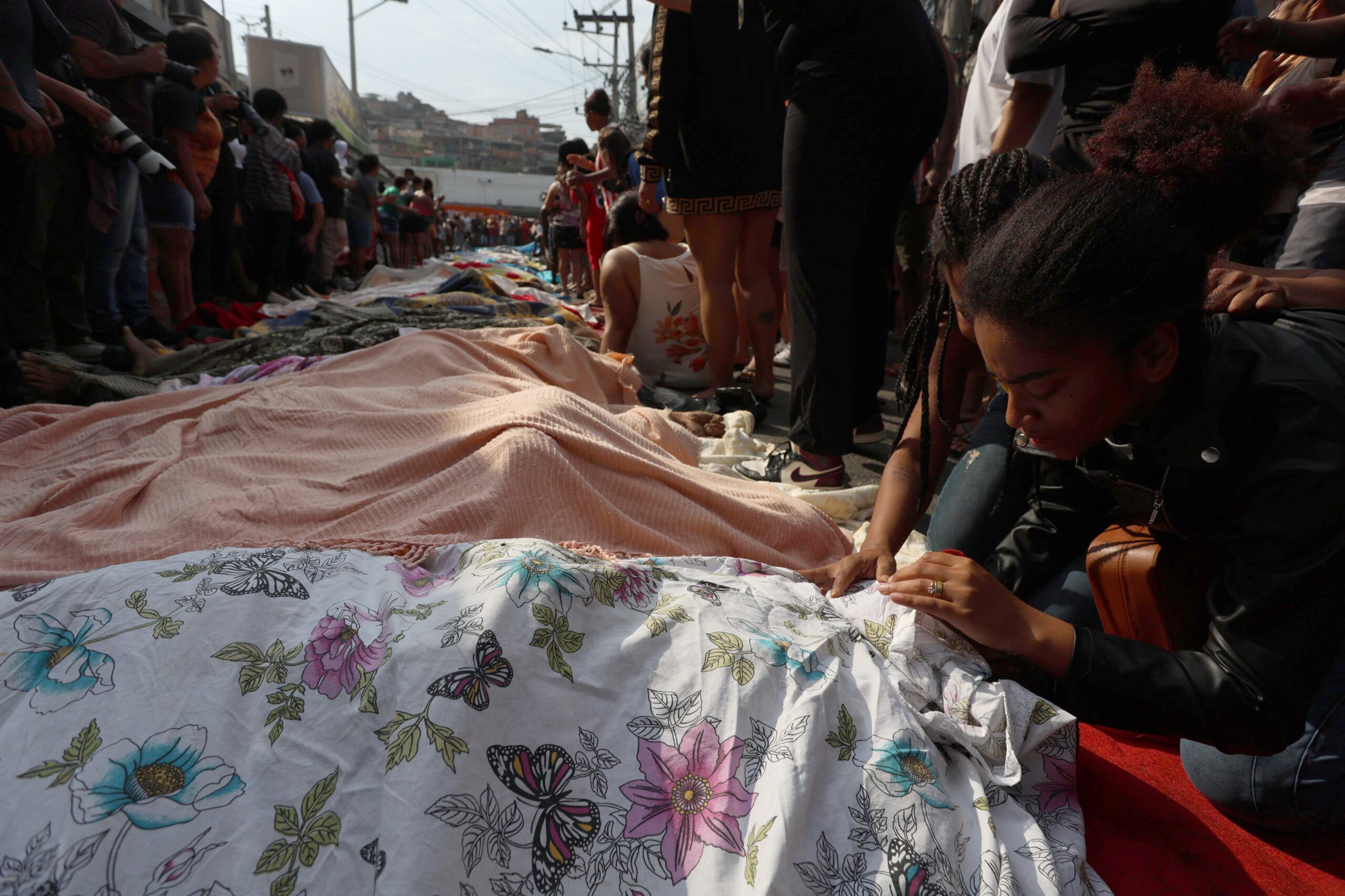 112851188-ri-rio-de-janeiro-rj-29-10-2025-moradores-levam-dezenas-de-corpos-para-praca-na-penha-ap.j.jpeg