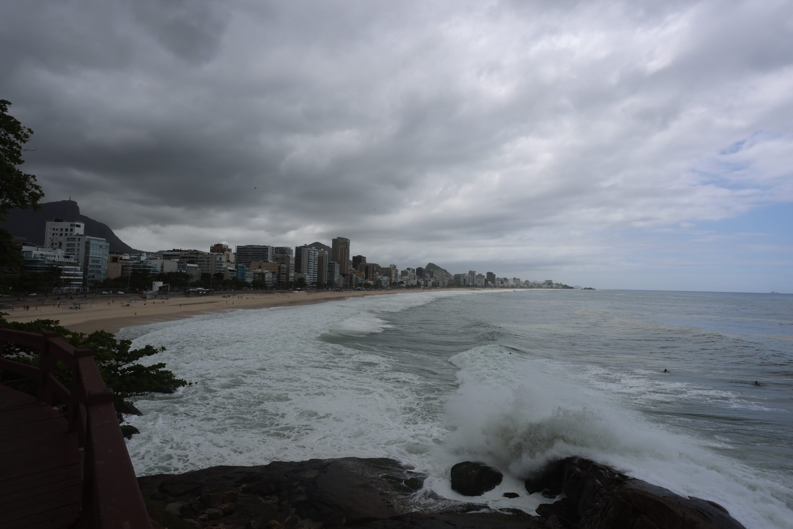 112946413-ri-rio-de-janeiro-rj-07-11-2025-clima-rio-tem-queda-na-temperatura-com-previsao-de-chuva.j.jpeg