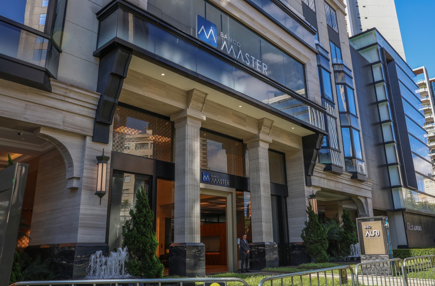 113072414-sao-paulo-sp-19-11-2025-fachada-do-banco-master-na-rua-elvira-ferraz-em-itaim-bibi.jpg