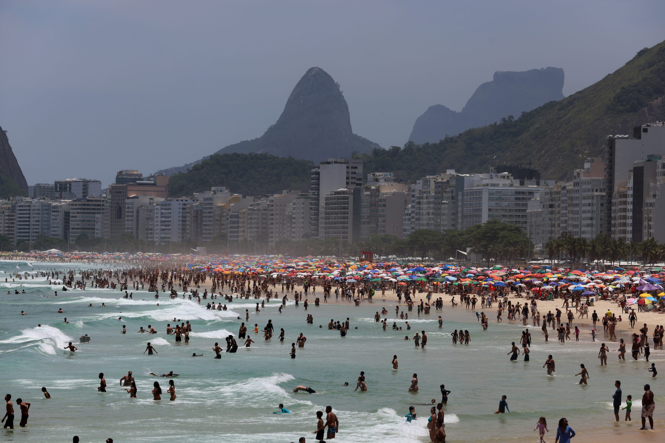 113094786-ri-rio-de-janeiro-rj-22-11-2025-sol-e-praias-lotadas-no-rio-de-janeiro-praia-do-leme.-fo.j.jpeg