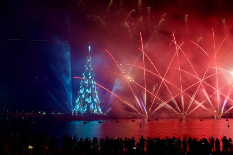 113176945-rio-de-janeiro-rj-arvore-de-natal-da-enseada-de-botafogo-e-inaugurada-foto-guito-m.jpg