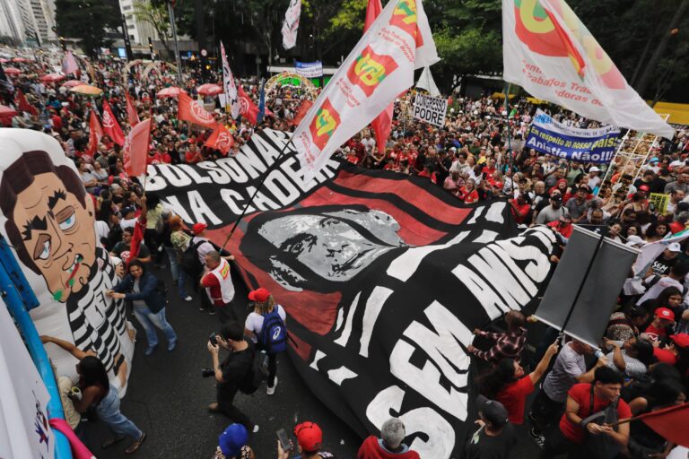 113307289-brasil-sao-paulo-sp-14-12-2025-manifestacao-na-av-paulista-os-manifestantes-protestam.jpg