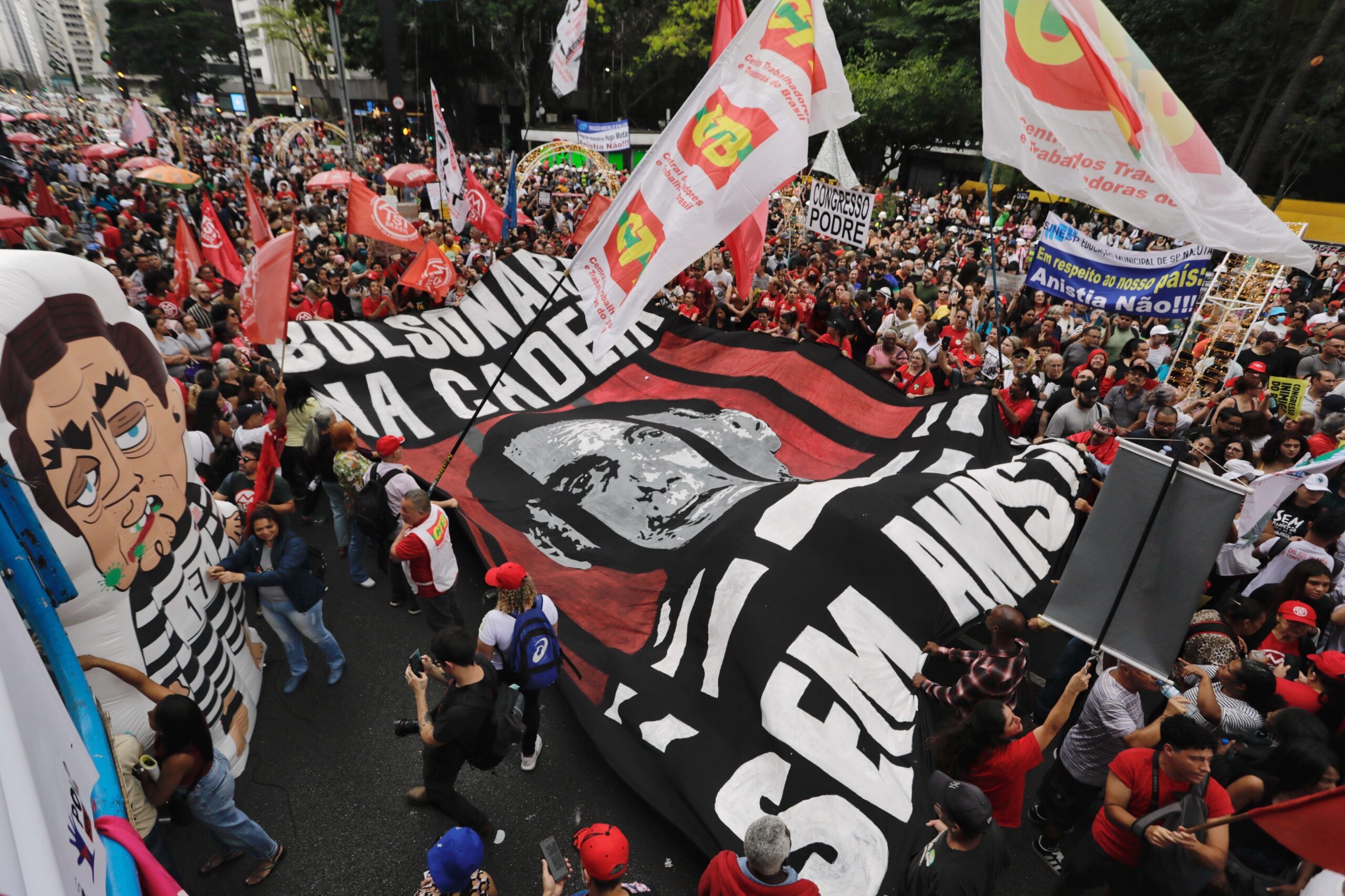 113307289-brasil-sao-paulo-sp-14-12-2025-manifestacao-na-av-paulista-os-manifestantes-protestam.jpg