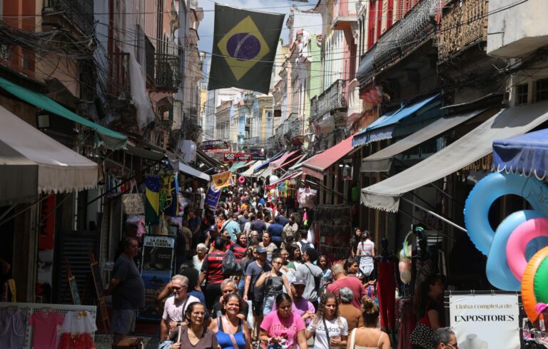 113353878-en-rio-de-janeiro-rj-20-12-2025-ultimo-fim-de-semana-de-compras-antes-do-natal-ruas.jpg