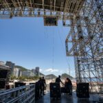 113363476-ri-rio-de-janeiro-rj-montagem-palco-copacabana-montagem-de-paineis-de-led-na-praia-d.jpg