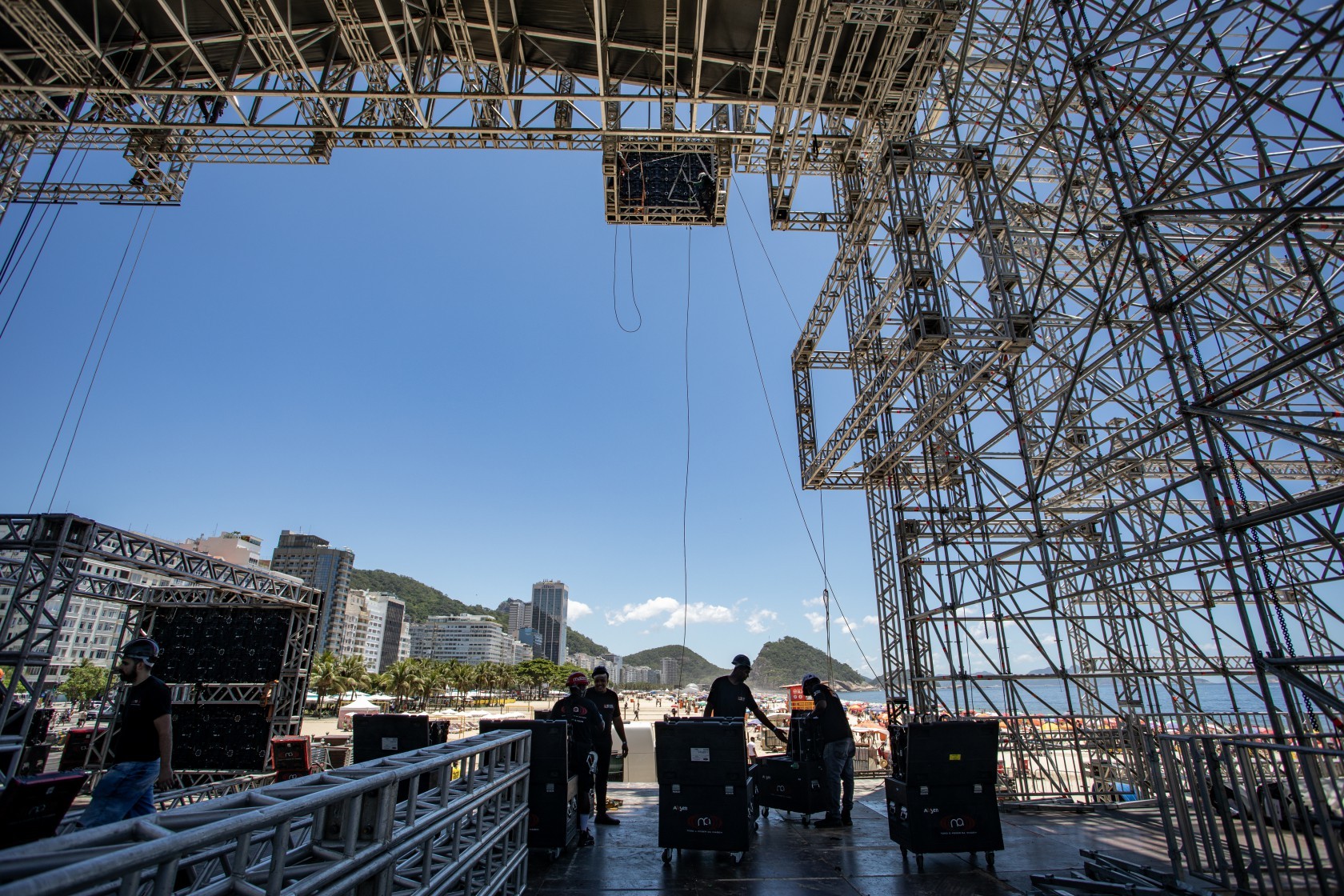 113363476-ri-rio-de-janeiro-rj-montagem-palco-copacabana-montagem-de-paineis-de-led-na-praia-d.jpg