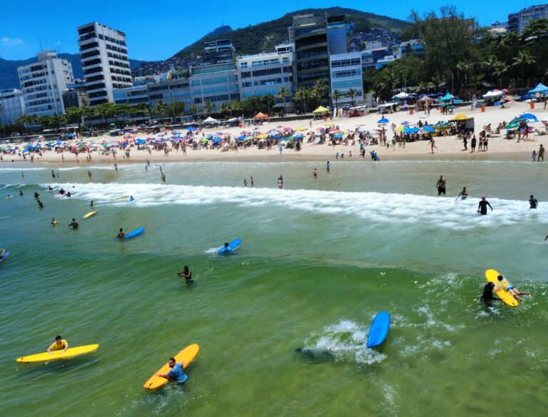113379557-ri-rio-de-janeiro-rj-24-12-2025-calor-no-rio-praia-do-arpoador-foto-custodio-coimb.jpg
