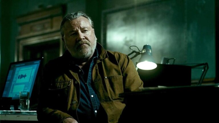 15-ray-winstone-viuda-negra.jpeg
