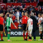 This is how Munuera Montero and his refereeing team behaved during the mass throwing of objects in the derby: “We cannot continue like this”