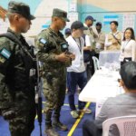 Pro-government groups storm the centers and try to hide the number