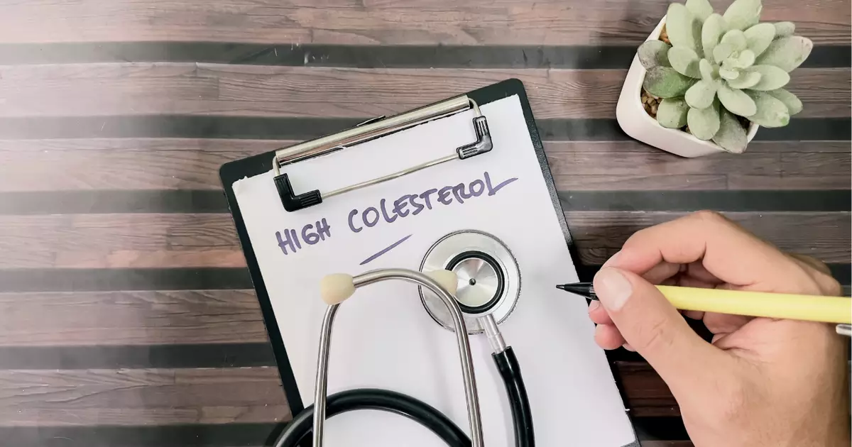 1702778683-colesterol-alto-silencioso-8-sinais-leves-que-muita-gente-ignora.png
