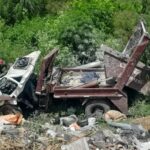 A truck overturned inside a quarry in La Plata