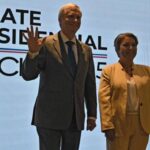 He expresses himself in the penultimate presidential debate before the runoff round