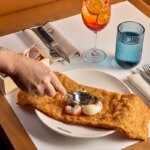 Armando opens his first restaurant: a casual space based around the famous schnitzel for less than 25 euros and without reservations