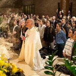 The keys to the phenomenon of a priest from Algete who attracts crowds to his parish