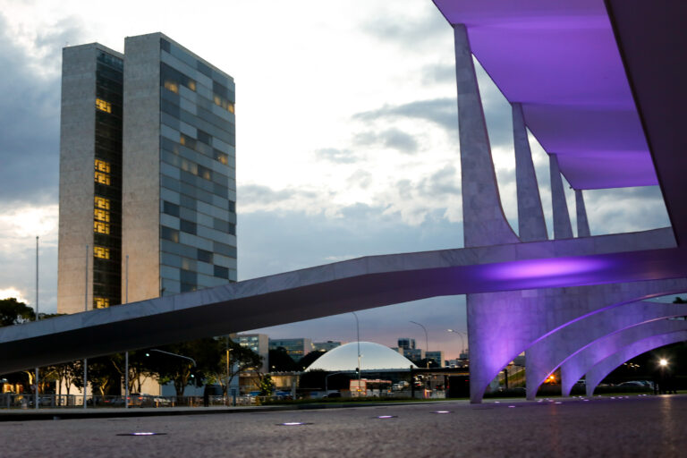1765210030_Fachada-do-Congresso-Nacional-e-Palacio-do-Planalto-deputados-e-senadores-e-presidente-Btasil-Brasil.jpeg