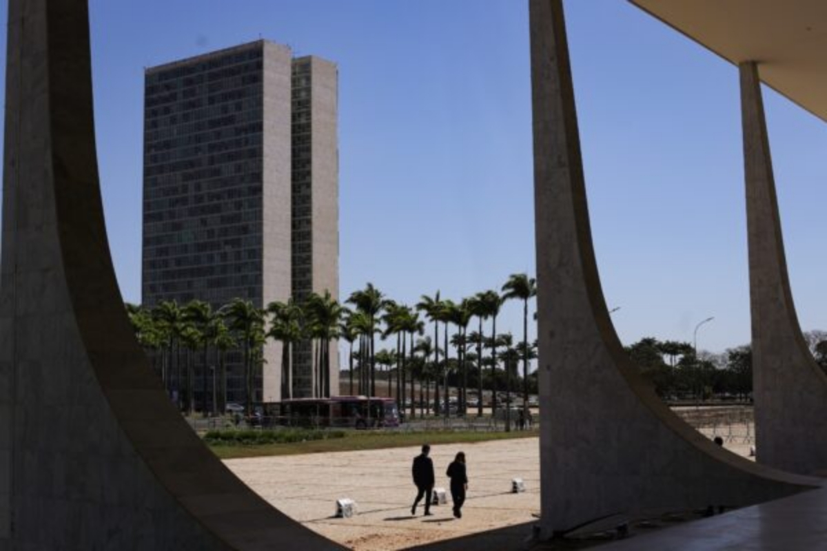 1765442705_Fachada-e-arcos-do-STF-com-Congresso-Nacional-ao-fundo-Metropoles-1-600x400-1.jpeg