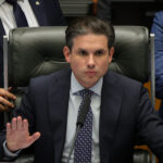 1765673887_Hugo-Motta-durante-o-inicio-da-sessao-no-Plenario-da-Camara-dos-Deputados-que-pode-cassar-o-mandato.jpeg