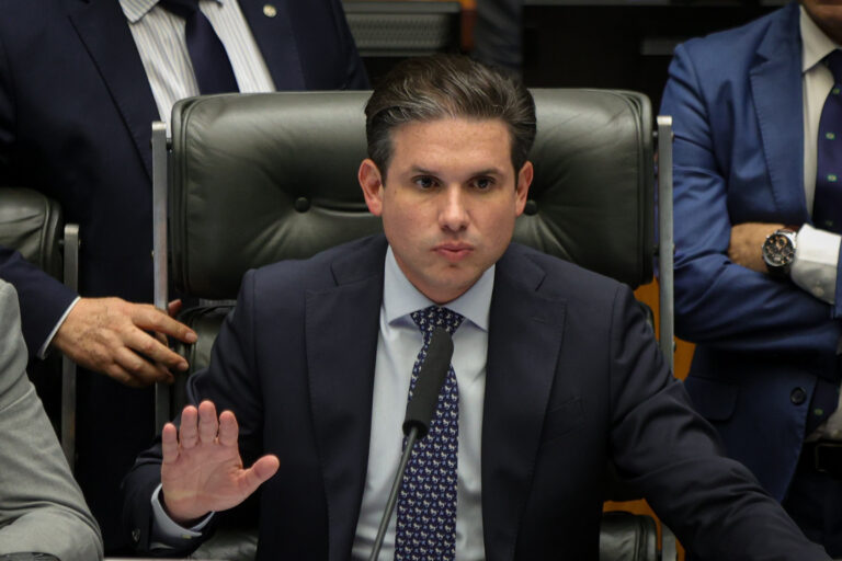1765673887_Hugo-Motta-durante-o-inicio-da-sessao-no-Plenario-da-Camara-dos-Deputados-que-pode-cassar-o-mandato.jpeg