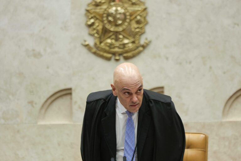 1766654951_Ministro-Alexandre-de-Moraes-preside-pela-primeira-vez-a-sessao-do-Supremo-Tribunal-Federal-STF-Metr.jpeg