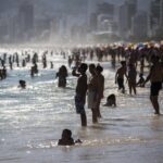 1766777778_113377322-rio-de-janeiro-rj-23-12-2025-verao-banhistas-aproveitam-o-dia-de-sol-e-calor-na-praia.jpg