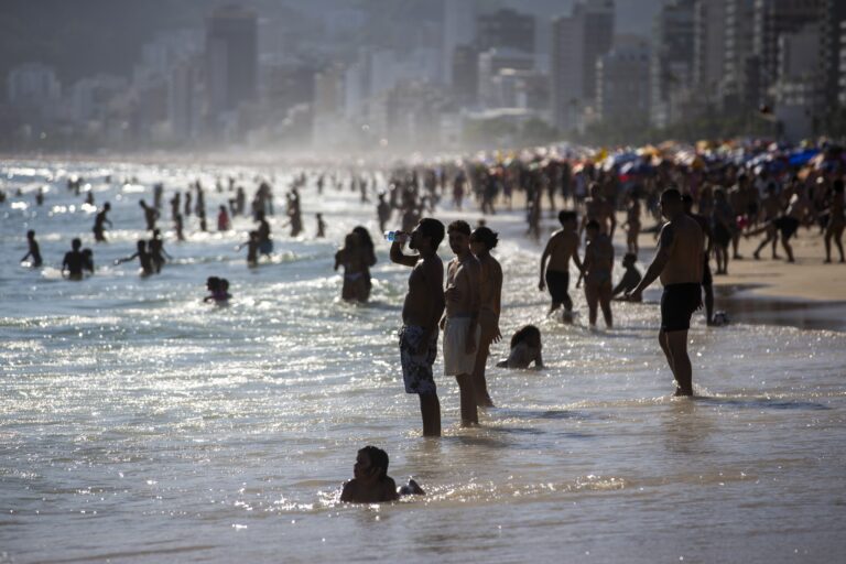 1766777778_113377322-rio-de-janeiro-rj-23-12-2025-verao-banhistas-aproveitam-o-dia-de-sol-e-calor-na-praia.jpg