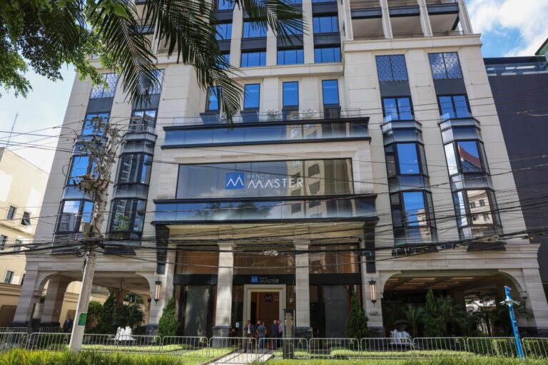 1767048940_113072323-sao-paulo-sp-19-11-2025-fachada-do-banco-master-na-rua-elvira-ferraz-em-itaim-bibi.jpg