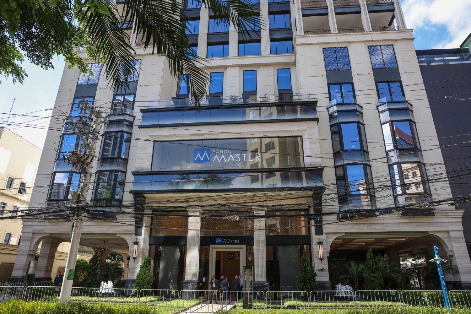 1767048940_113072323-sao-paulo-sp-19-11-2025-fachada-do-banco-master-na-rua-elvira-ferraz-em-itaim-bibi.jpg