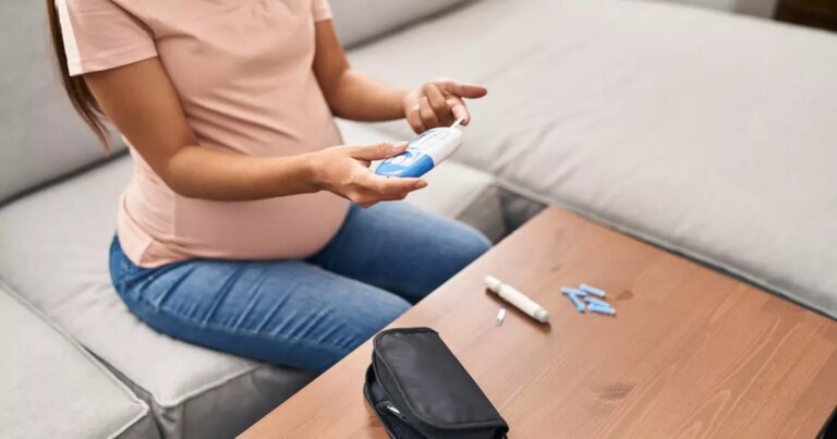229630270-young-latin-woman-pregnant-measuring-glucose-home-scaled.jpg