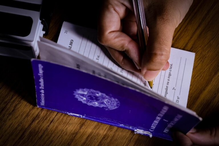 300724-LF-Banco-de-imagem-Carteira-de-Trabalho-9-1.jpg