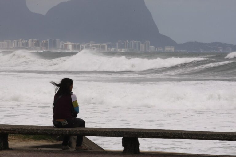 36187684-ri-rio-de-janeiro-rj-02-10-2009-ressaca-nas-praias-da-zona-sul-foto-custodio-coi.jpg
