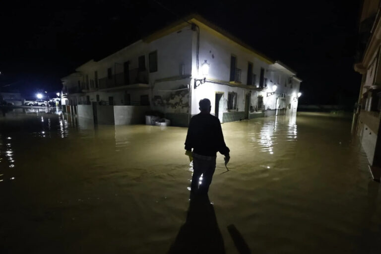 3692d80f-homem-em-enchente-de-malaga.jpg