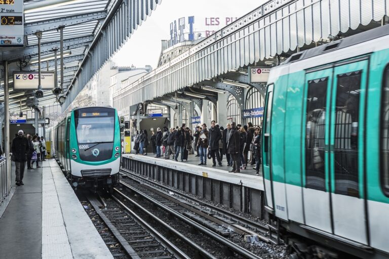 4ac5f39e-estacao-de-metro-localizada-em-paris.jpg