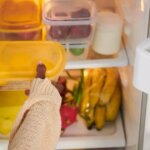 576015952-mulher-guardando-potes-na-geladeira-orig-1.jpg