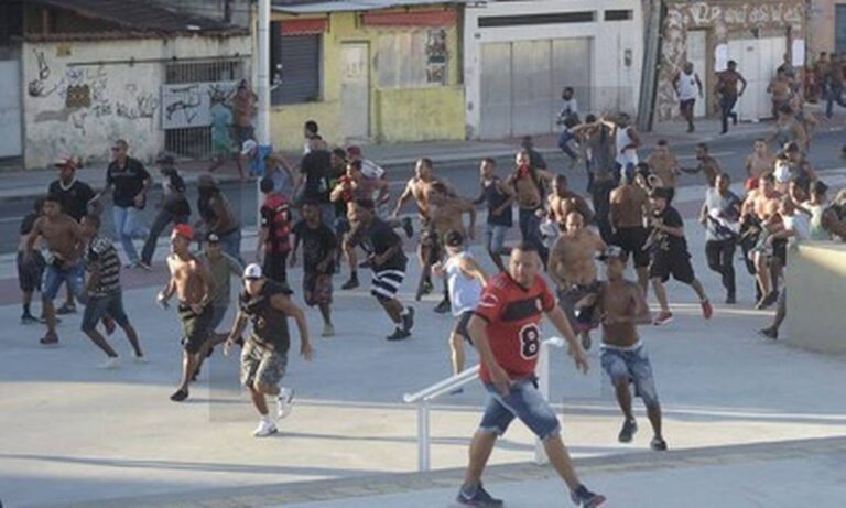 64860627-rjbotafogo-flamengoesportesbriga-de-torcida-e-pouco-policiamento-em-torno-do-e.jpg