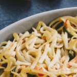 Noodles with shrimp and vegetables, the most popular Asian recipe that you can prepare for less than 3 euros per serving