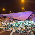 Two injured in a car collision with a truck loaded with 20 tons of beer on the M-50 road