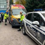 A woman died after falling from the tenth floor in Madrid with her two 3-year-old children, seriously injured