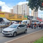 A woman was run over by a motorcycle in Taguatinga and taken to the hospital