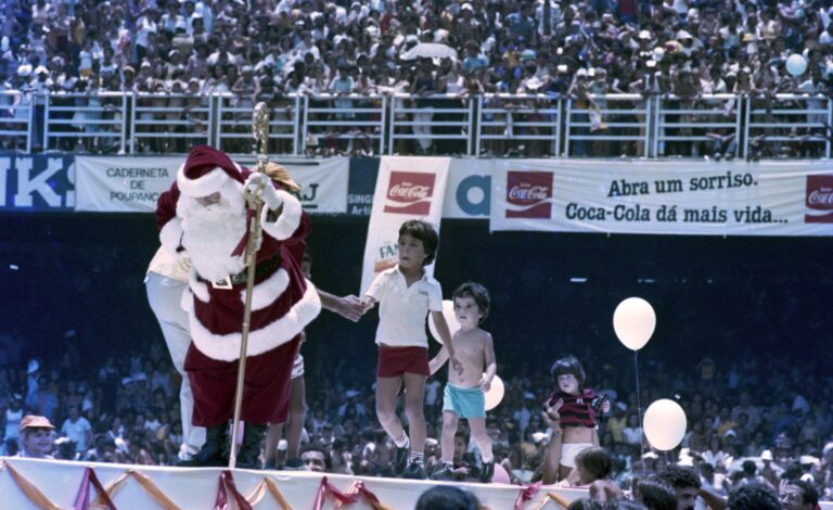 71376128-rio-de-janeiro-rj-07-12-1980-natal-chegada-de-papai-noel-no-maracana-em-evento-organi.jpg