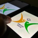 India requires a government application to be installed on all mobile phones – DW – 02/12/2025